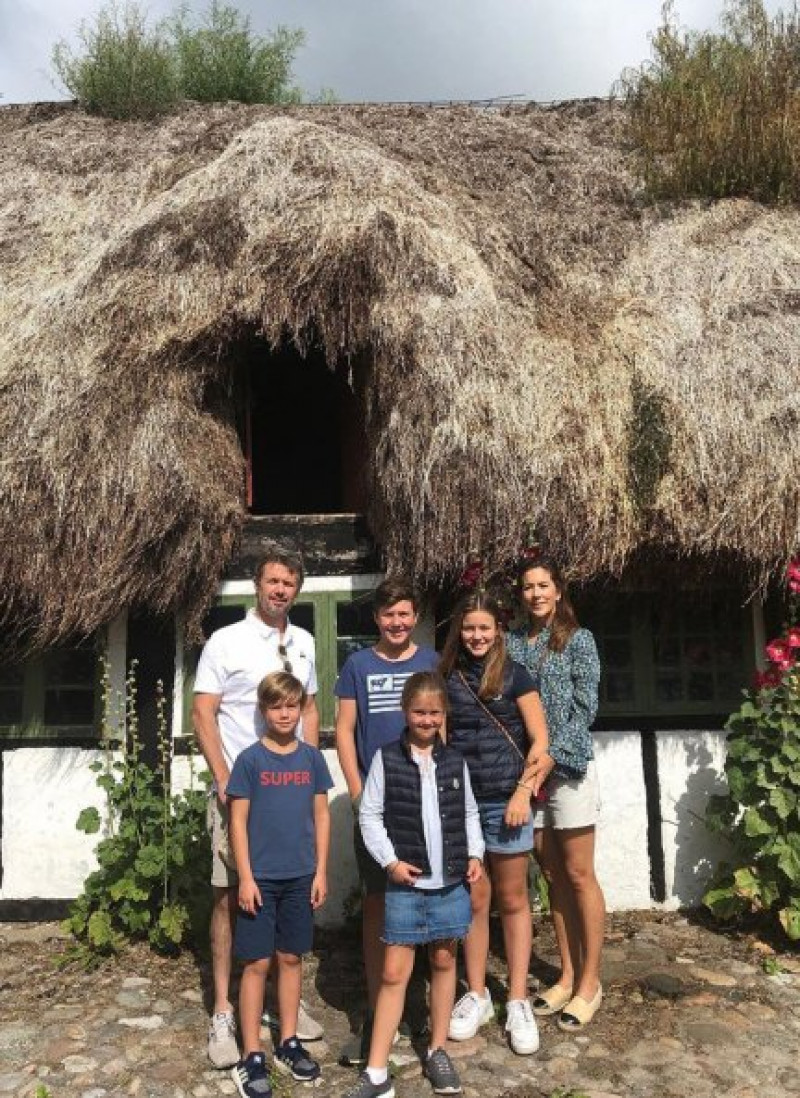 La familia al completo disfrutó de su visita a las casas con techos de algas, situadas en la zona de Kattegat.