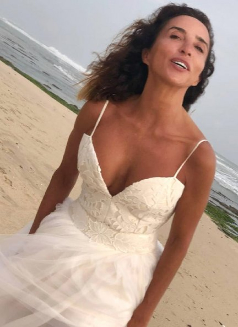 María Patiño llevó un vestido de novia de Ion Fiz.