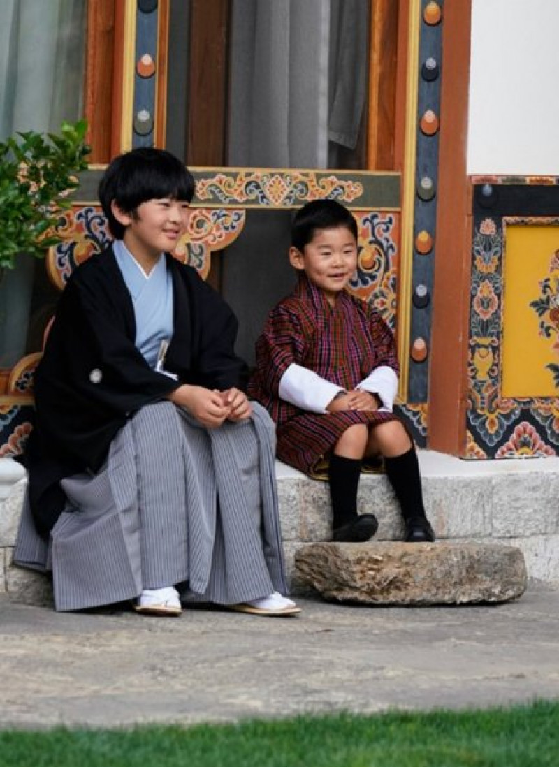El príncipe Hishaito de Japón, de 12 años, en una tierna imagen con el príncipe Jigme, de tres años, tomada en la residencia de la familia real butanesa, el palacio Lingkana.