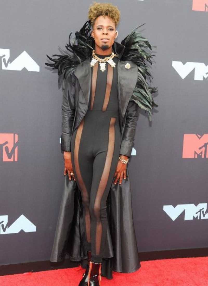 Prince Derek Doll en la alfombra roja de los MTV EMA 2019.