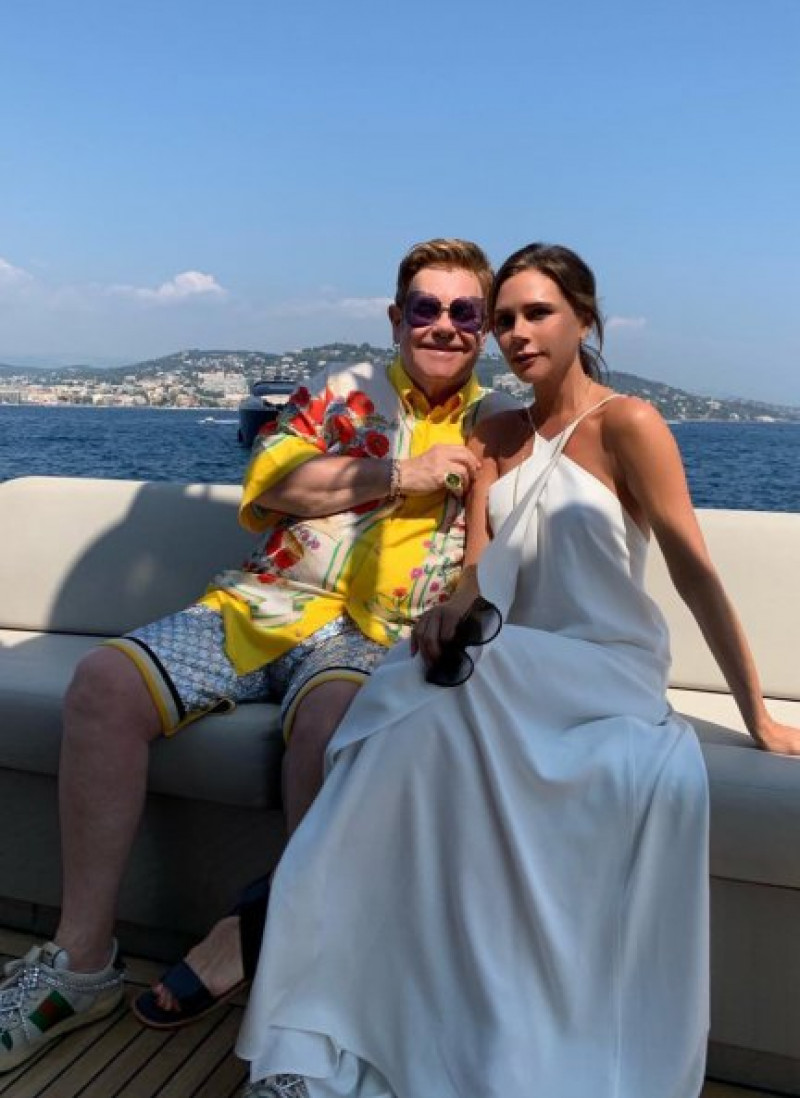 Elton John con Victoria Beckham.