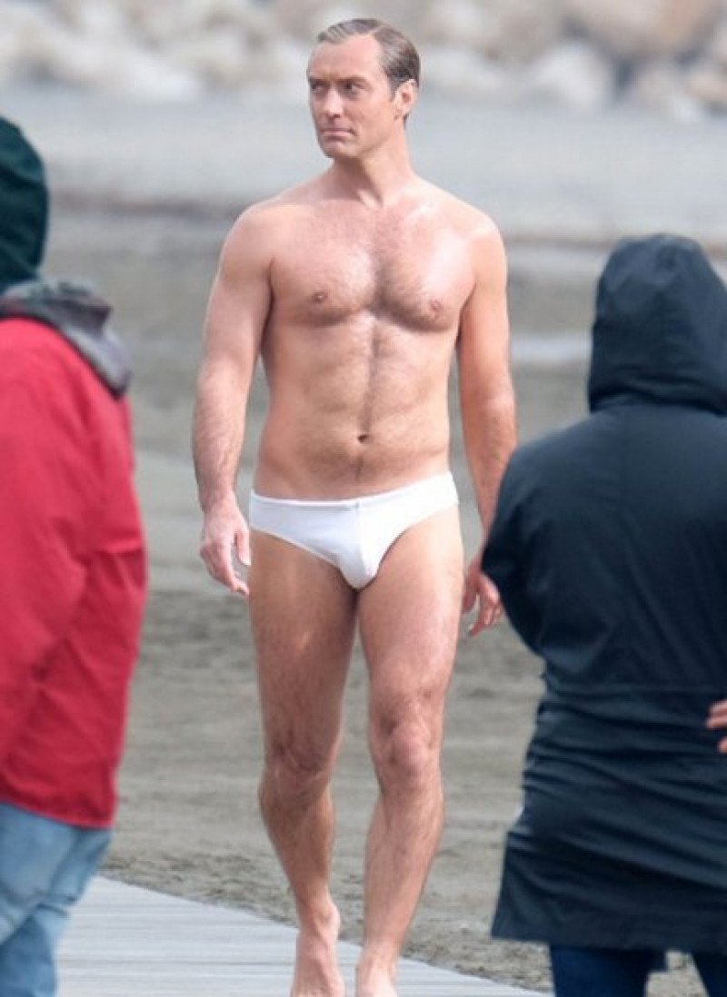 Jude Law, de 46 años, aparece más atractivo que nunca en esta serie.