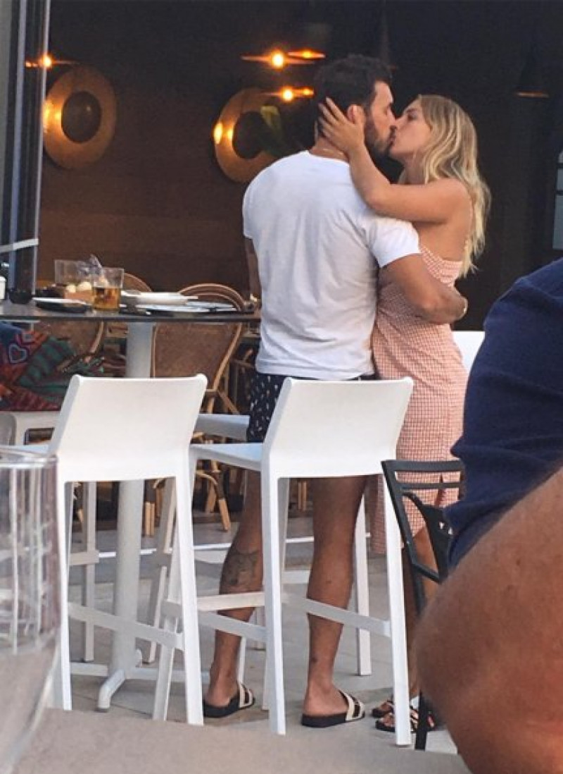 Blanca y Mario besándose en Jerez de la Frontera.