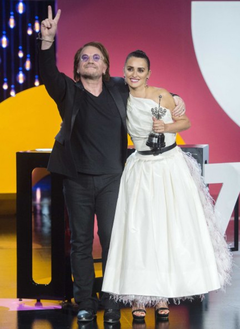 Penélope Cruz y Bono sobre el escenario del Festival de Cine de San Sebastián.
