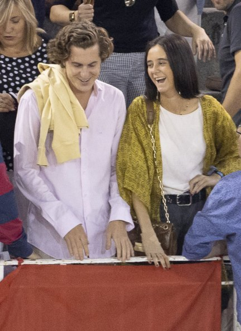 La joven, muy cómplice con su acompañante en la plaza de toros de Las Ventas.