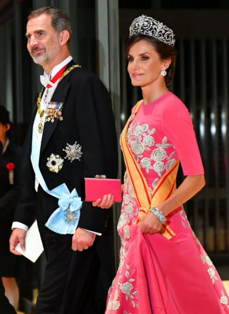 Los Reyes llegando a la cena de gala para celebrar la entronización de Naruhito y Masako de Japón, que tuvo lugar en Tokio.