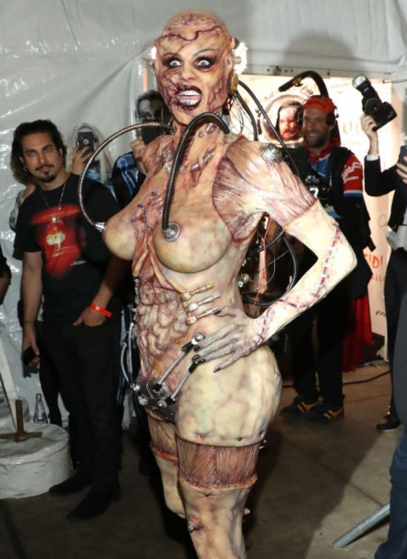 Heidi Klum aterrorizó al público con su disfraz de alien biónico.
