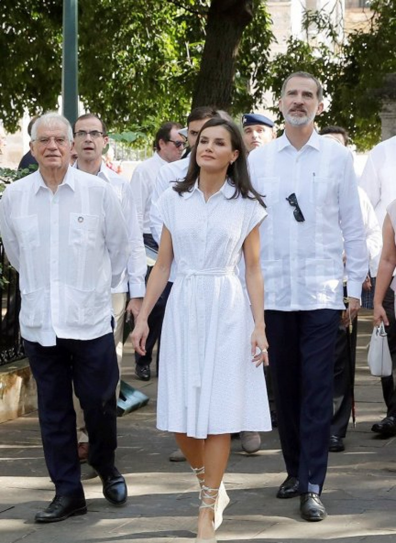 Felipe y Letizia, vestidos de modo casual, caminando por las calles de la Habana.