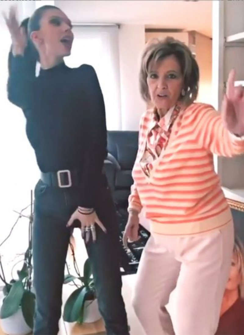 Alejandra y María Teresa Campos bailando en su casa.