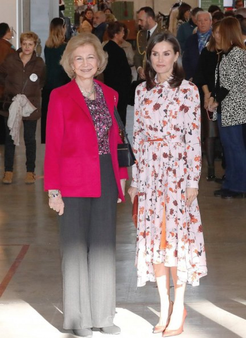 Sofía y Letizia han posado así de sonrientes a la entrada del Rastrillo.