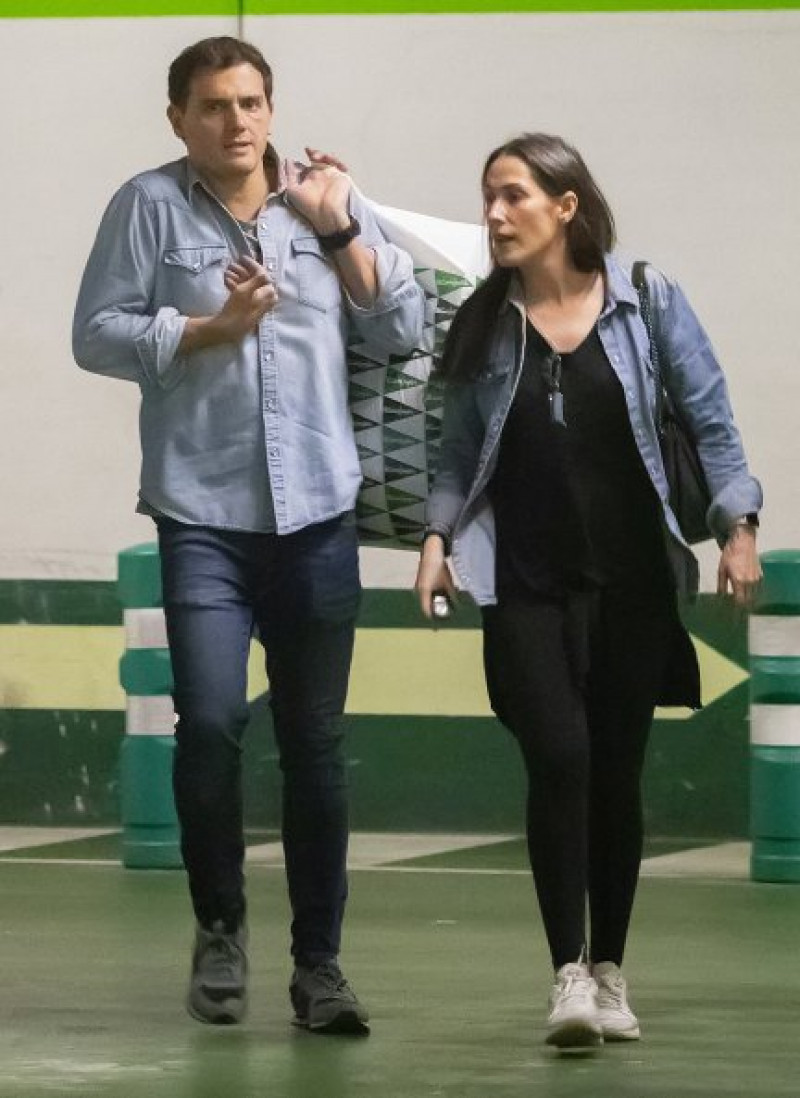 Malú y Albert han sido vistos de compras en un centro comercial como cualquier pareja.