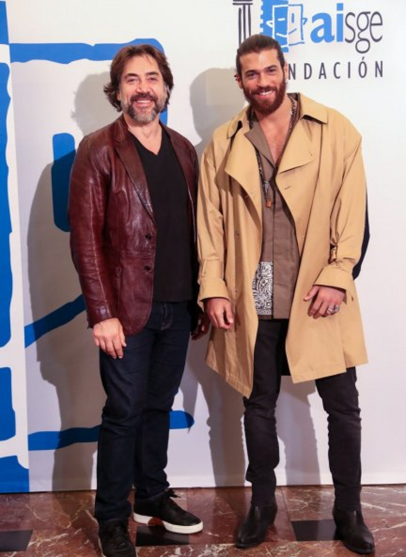 Can Yaman y Javier Bardem posaron juntos en el photocall de lo más divertidos.