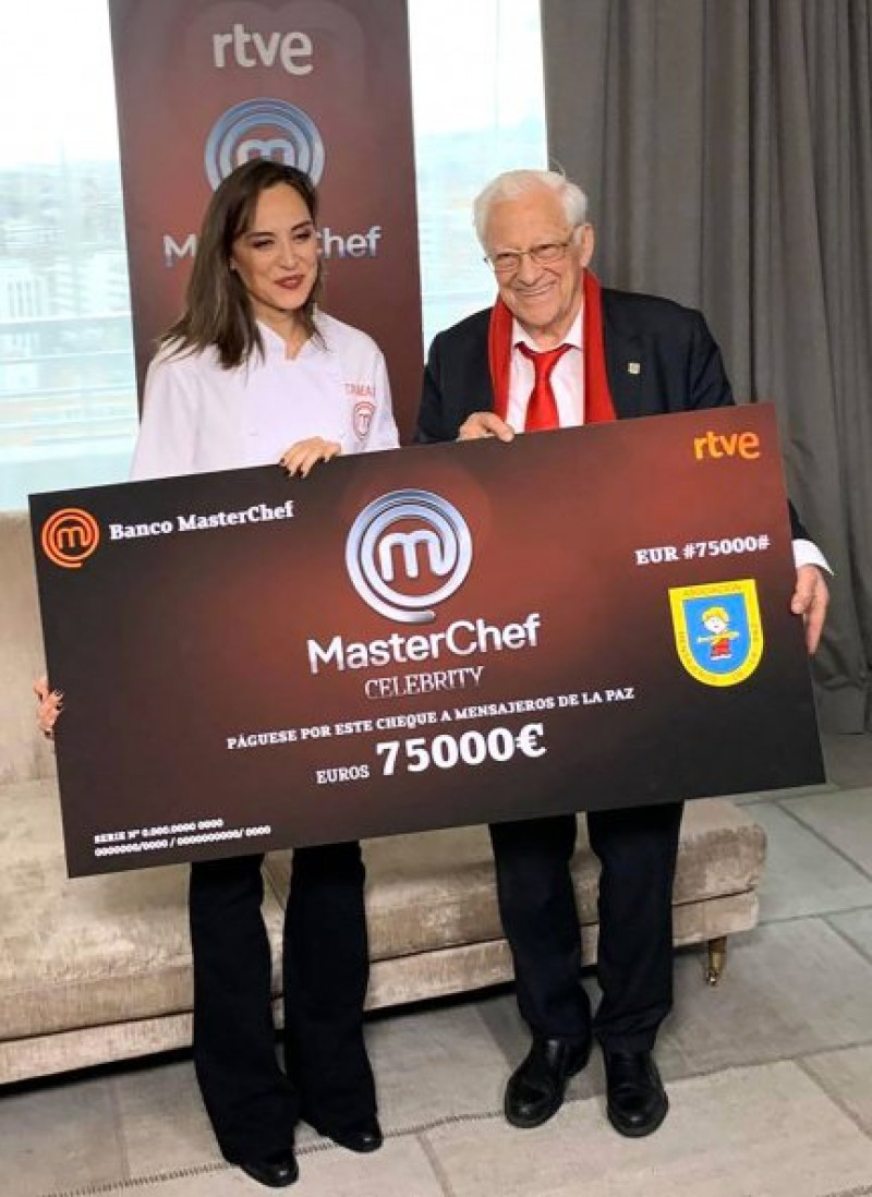 La flamante ganadora de «Masterchef Celebrity» entregando el cheque al Padre Ángel.