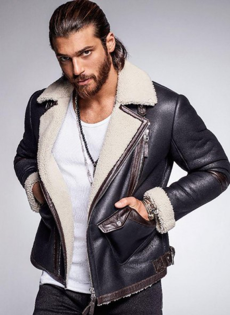 Can Yaman en una imagen promocional de Desastre Fashion.