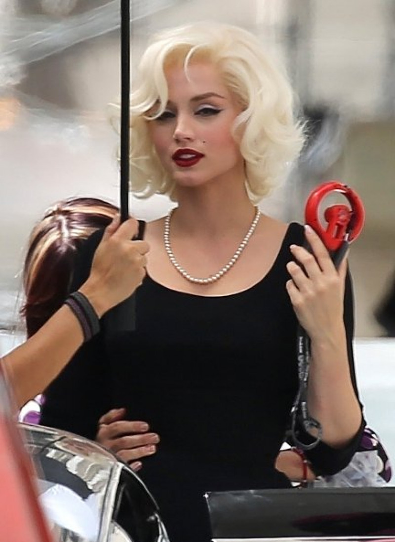 Ana de Armas caracterizada como Marilyn Monroe.