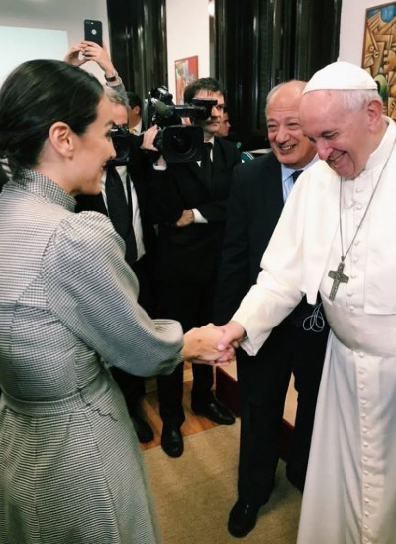 La diseñadora se emocionó mucho al conocer al Papa Francisco.