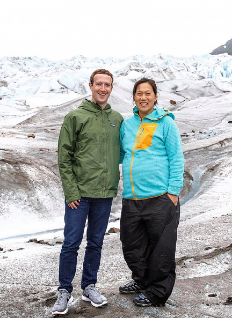 Mark Zuckerberg y su esposa en un glaciar de Alaska. El matrimonio, que tiene dos hijos, está preocupado por el deshielo que está causando el cambio climático.