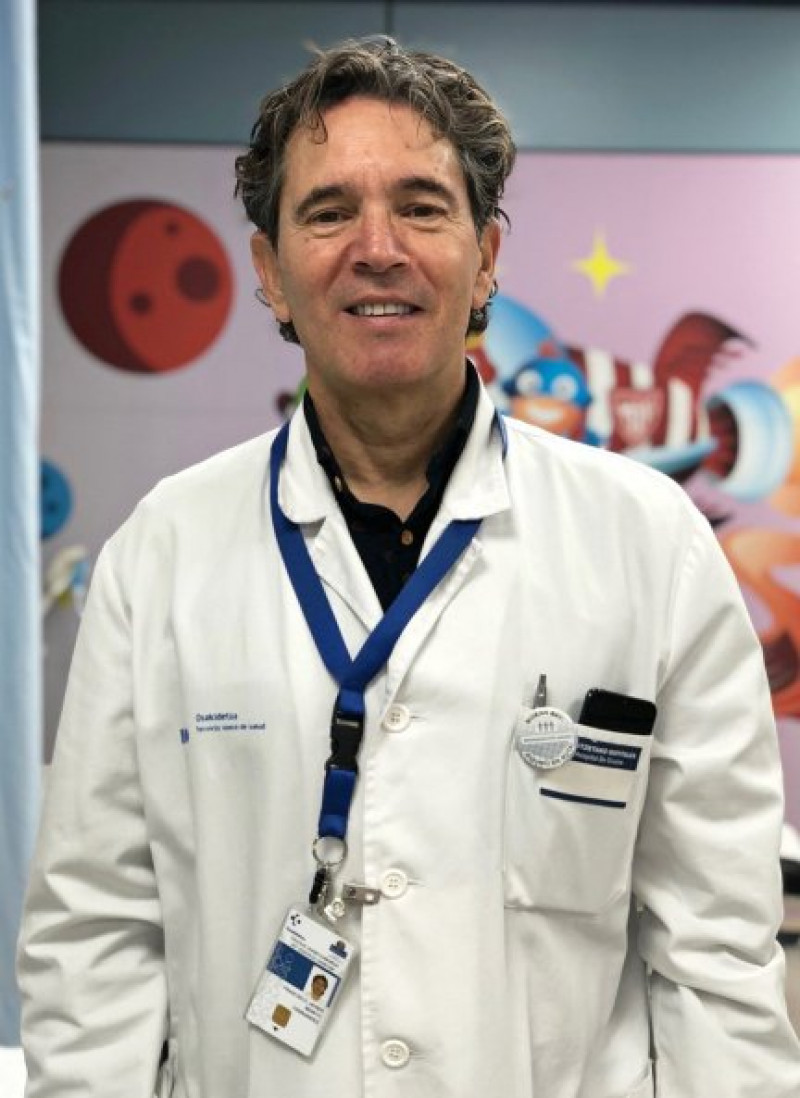 El Dr. Benito explica que los síntomas de esta enfermedad son parecidos a los de la gripe.