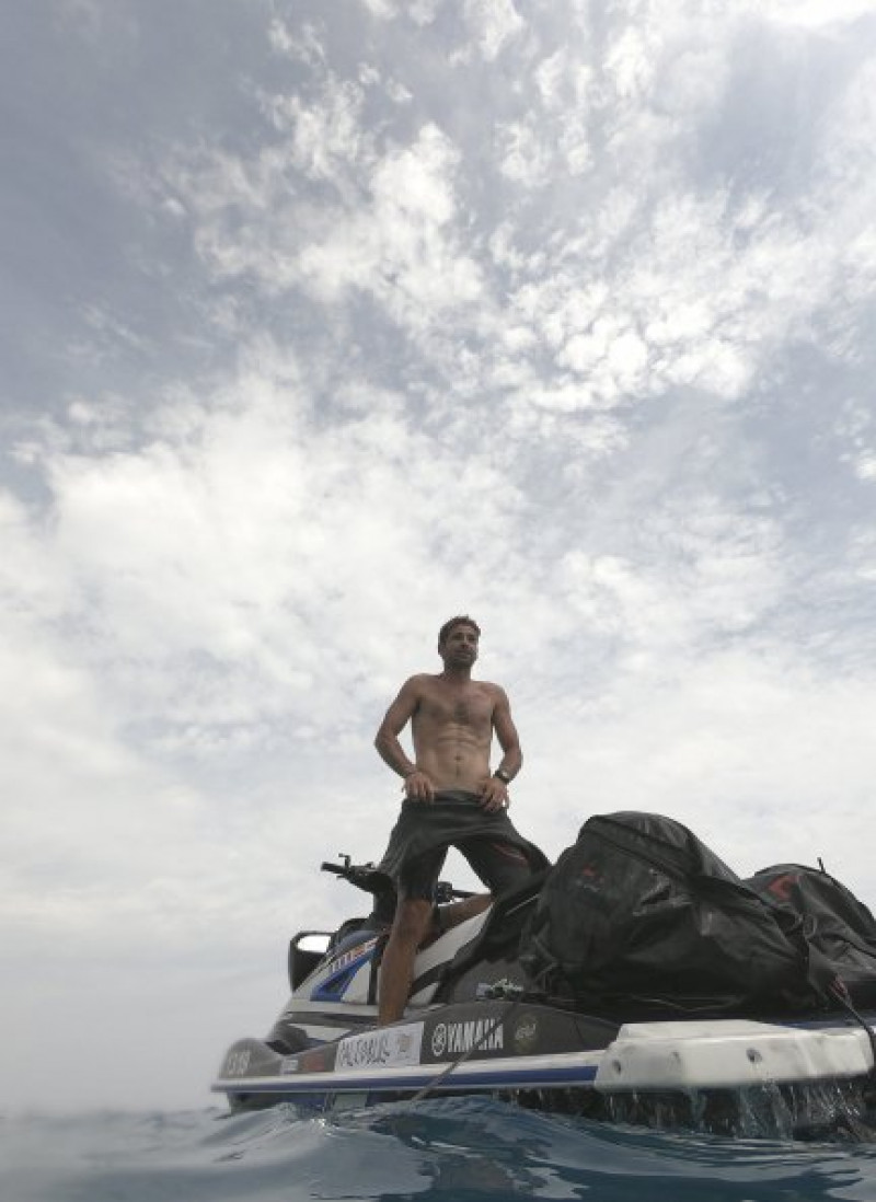 Lucas del Paso recorrió 3.582 kilómetros sobre su moto náutica en 15 días, desde la costa portuguesa de Sagres a Sapri (Salerno, Italia).