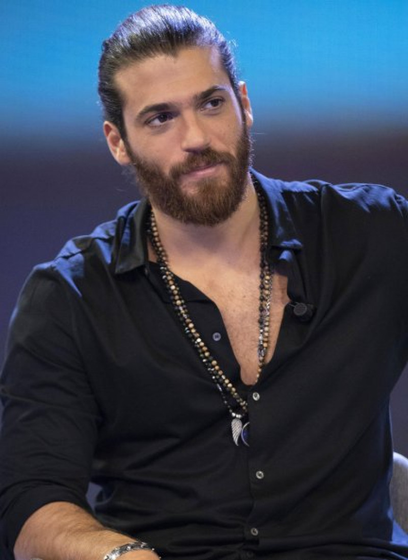El popular actor turco ha tenido que deshacerse de la barba y su cabello largo para hacer el servicio militar.
