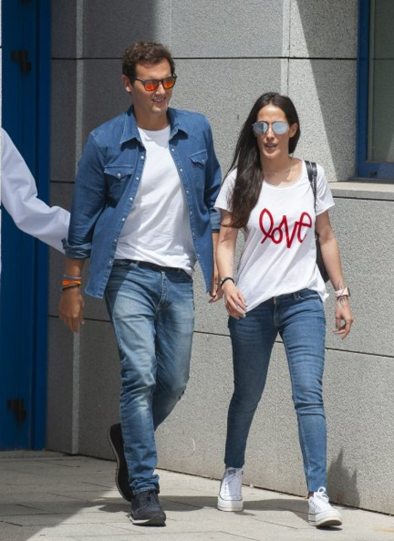 Albert Rivera y Malú a la salida del Hospital donde Albert fue tratado de una gastroenteritis.