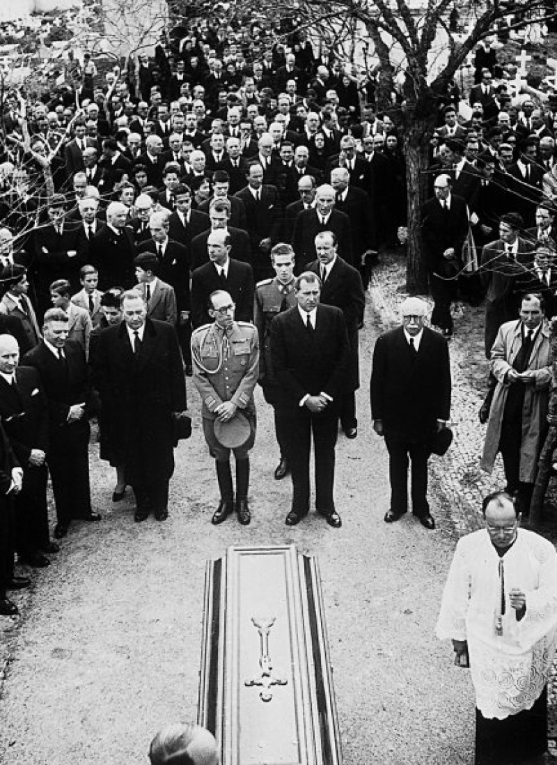 La trágica muerte de su hermano Alfonso cuando sólo tenía 15 años fue, sin duda, su primera gran tragedia familiar. En la foto, durante su entierro en Estoril.