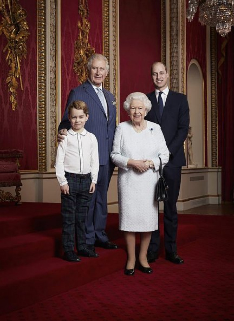 Isabel II y sus tres herederos, Carlos, de 71 años, Guillermo, de 37, y Jorge, de 6.