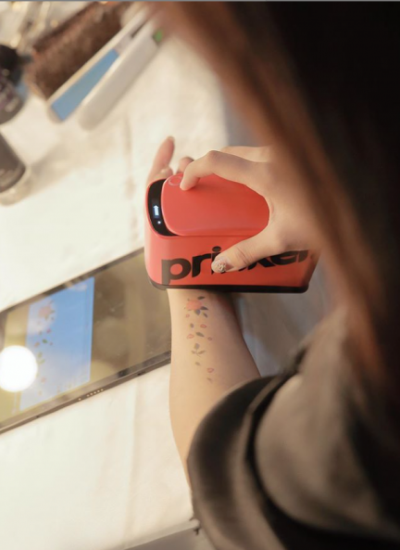 Prinker es un dispositivo portátil que imprime tatuajes temporales de tinta cosmética en segundos.