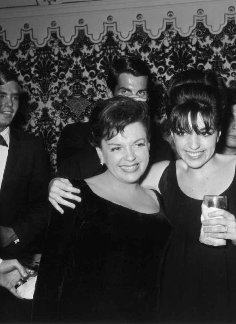 Judy Garland con su hija, Liza Minnelli, también actriz y cantante.