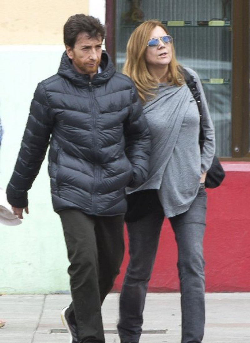 Pablo Motos y Laura Llopis paseando por las calles de Madrid.