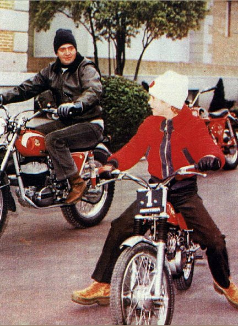 Don Juan Carlos era un loco de las motos y enseñó a montar a su hijo siendo Felipe un crío.