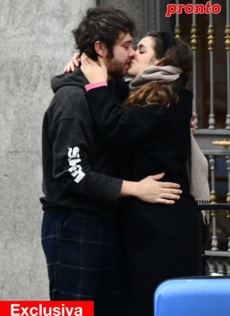 Amaia y Álex besándose en Madrid, poco antes de despedirse.