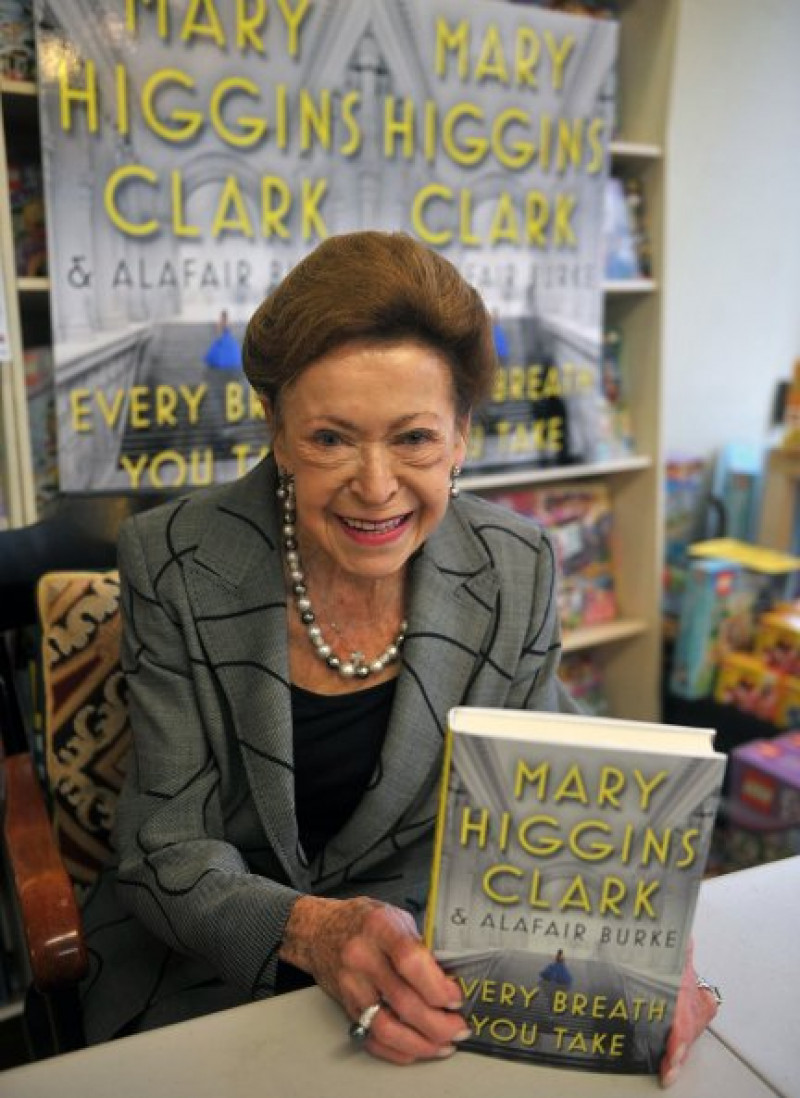 Mary Higgins Clark con uno de sus «best sellers».