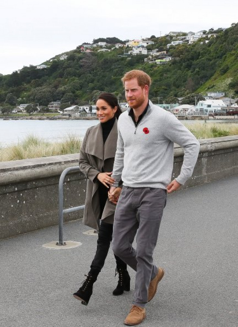 Meghan y Harry paseando