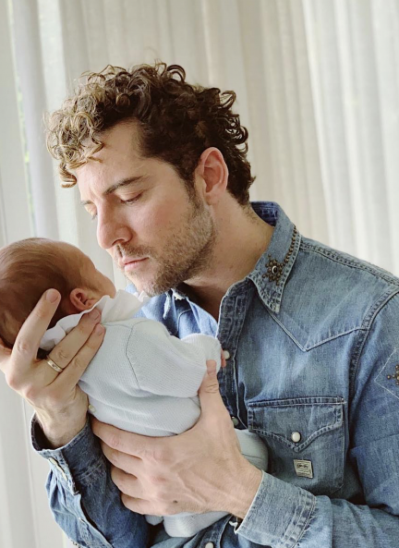 Al cantante David Bisbal se le cae la baba con su peque Matteo. 