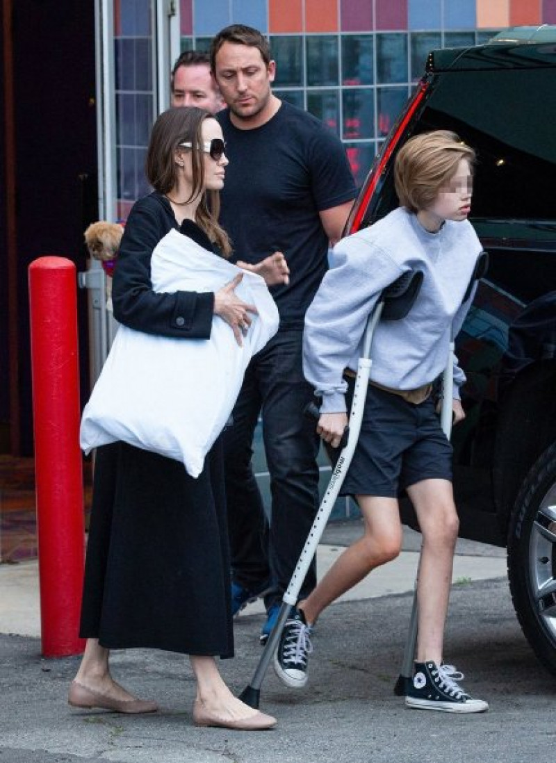 Hace unos días, vimos a Shiloh, de 13 años, caminando con muletas junto a su madre, Angelina Jolie.