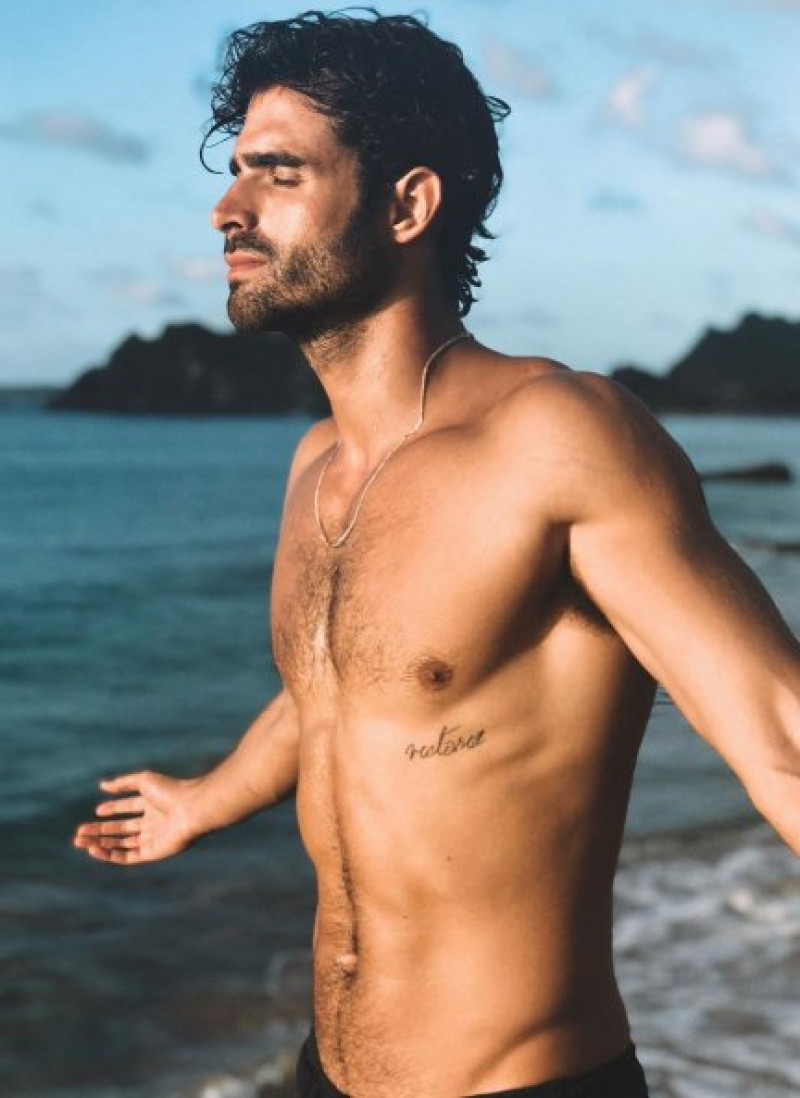 El modelo Juan Betancourt en un posado junto al mar.