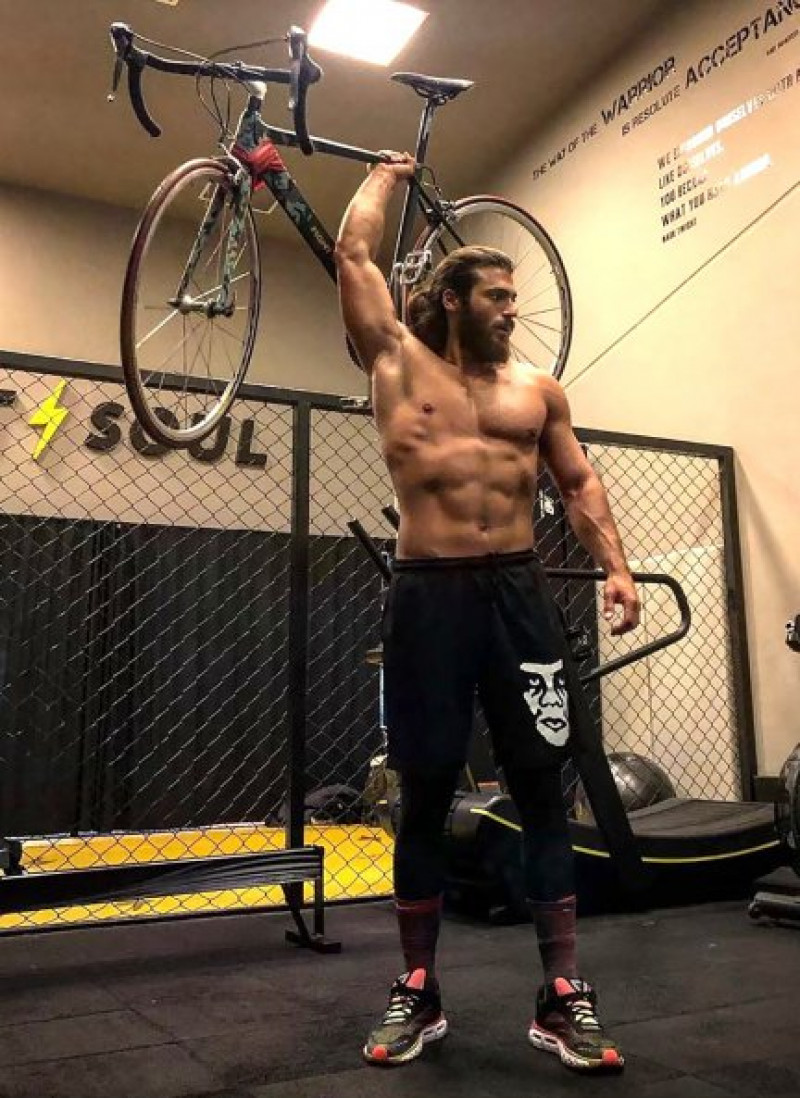 Can Yaman sigue manteniéndose en forma desde casa.