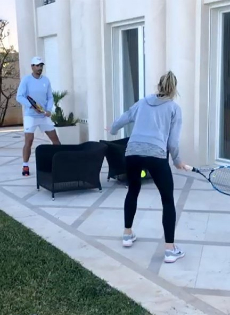 Para jugar un «partido» de tenis con su hermana, Rafa utilizó sofás de jardín como red.