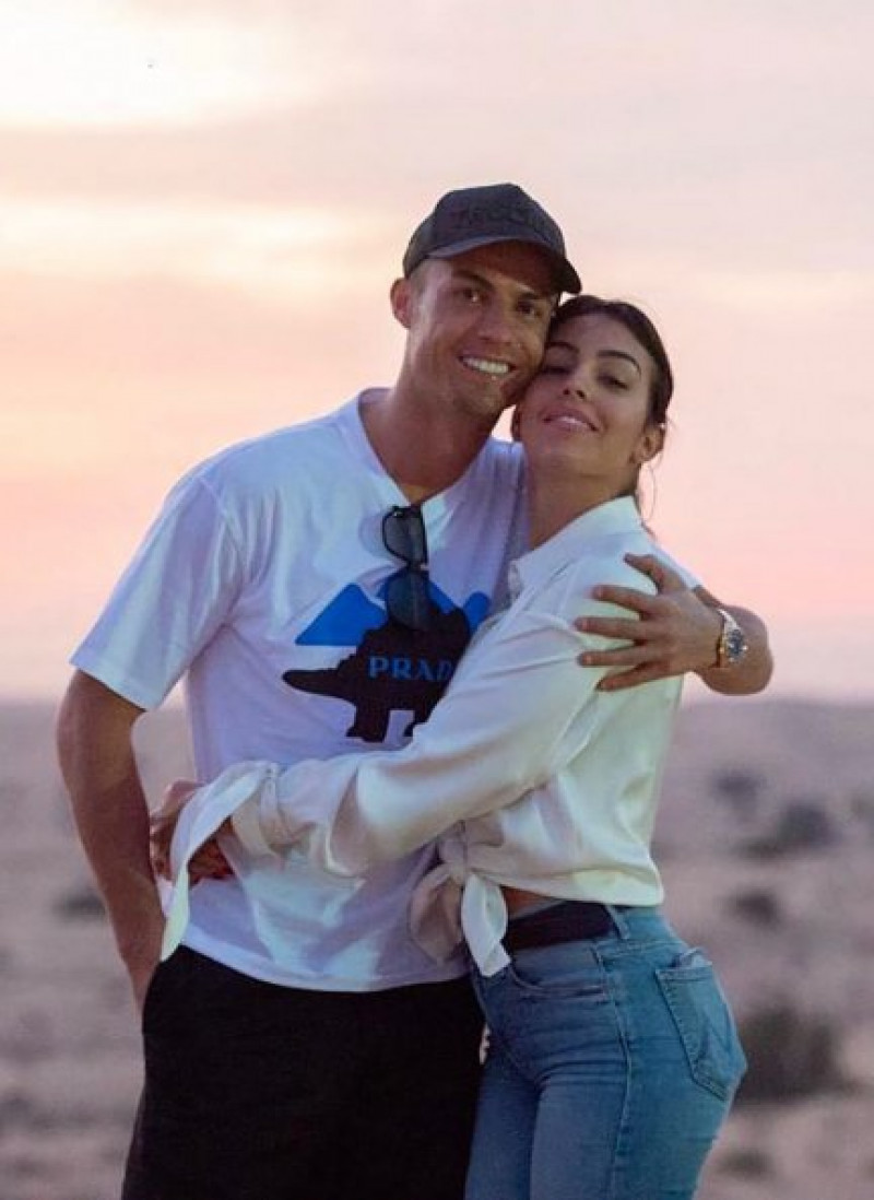 Cristiano Ronaldo y Georgina Rodríguez posando hace unos meses en Arabia Saudí.