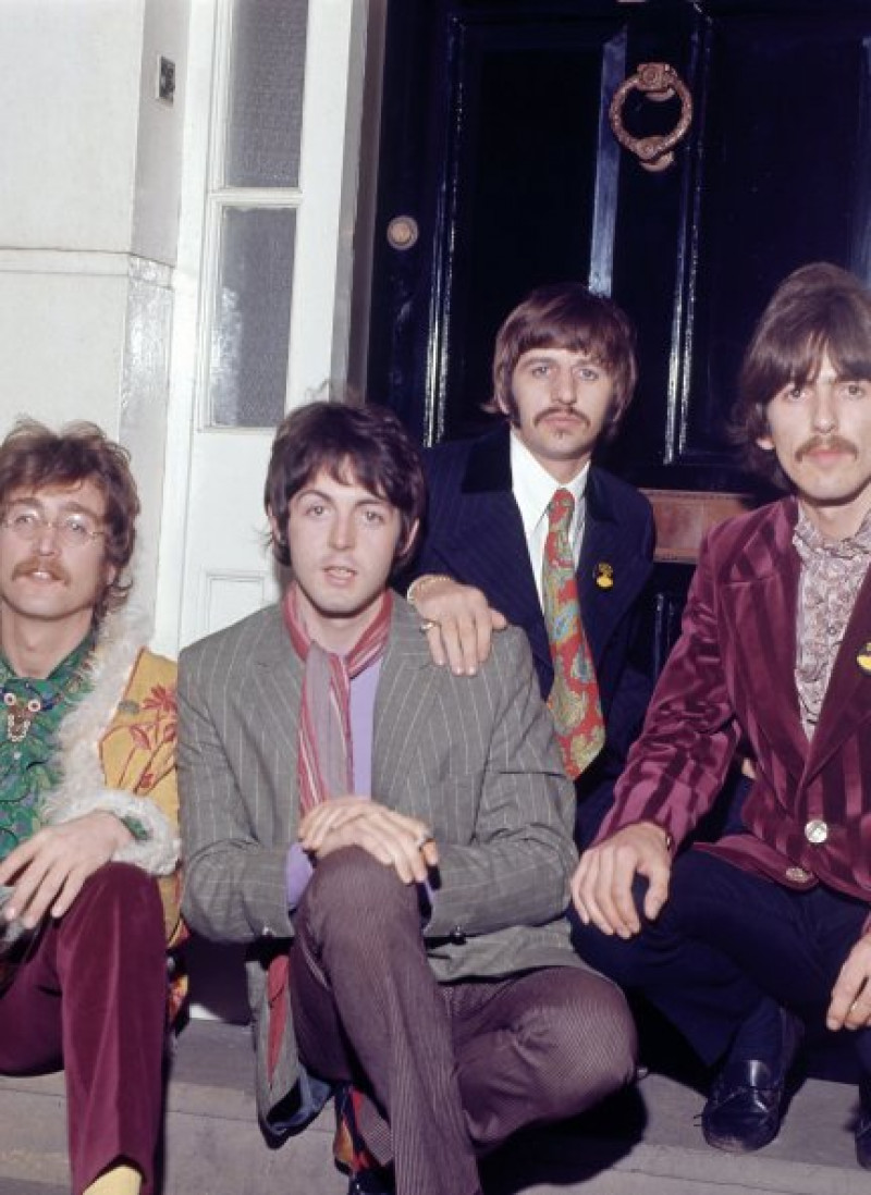 John Lennon (izquierda), Paul McCartney, Ringo Starr y George Harrison en su etapa más «hippy».