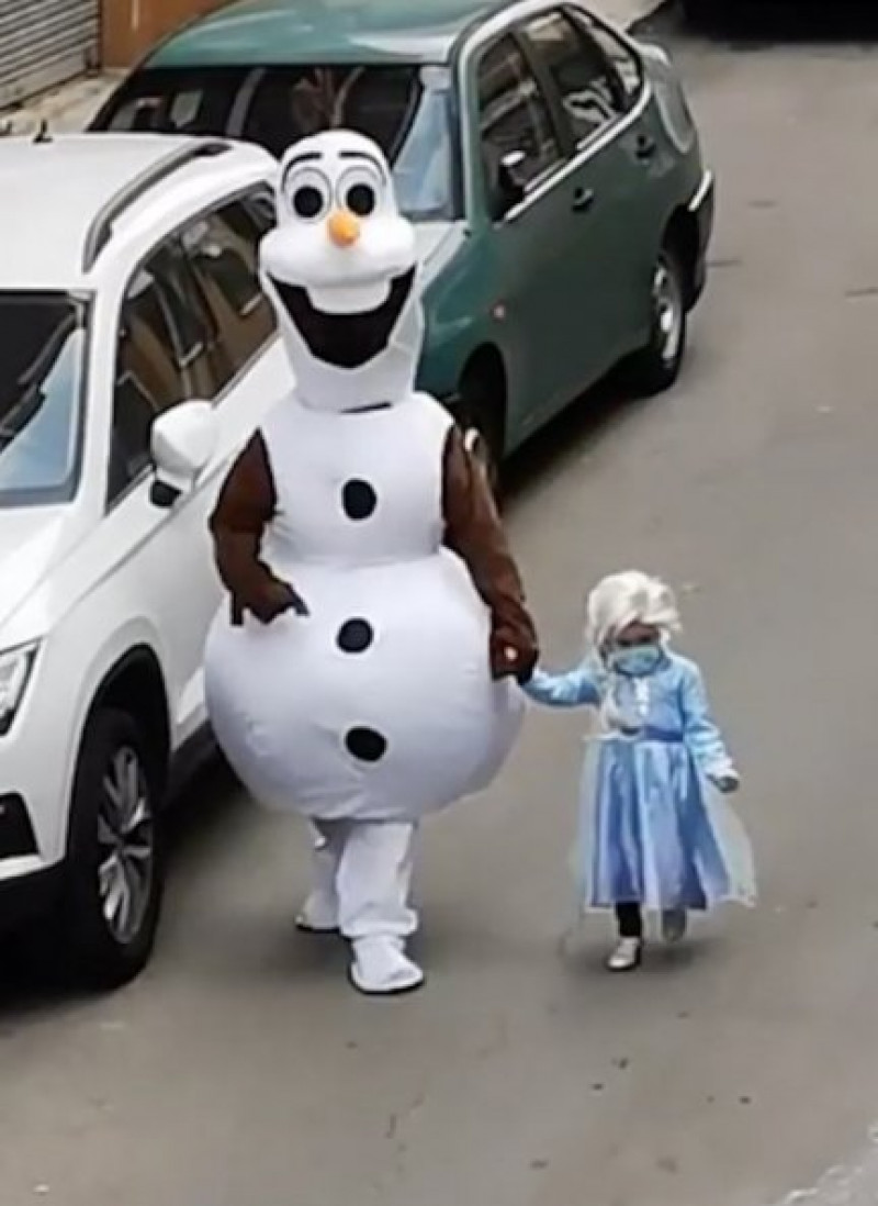 Un padre y su hija vuelven de bajar la basura disfrazados de la Olaf y la princesa Frozen.