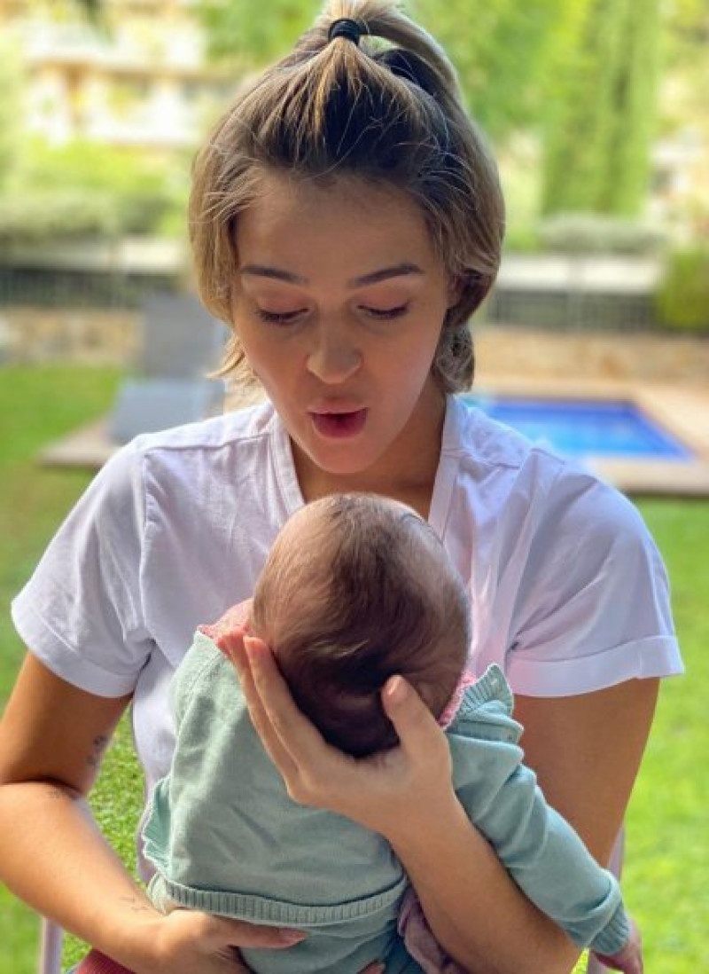 Laura Escanes con su hija Roma en el jardín de su casa.