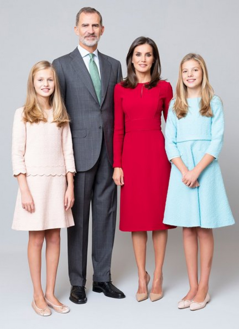 Felipe, Letizia y sus dos hijas, en la primera fotografía oficial como monarcas.