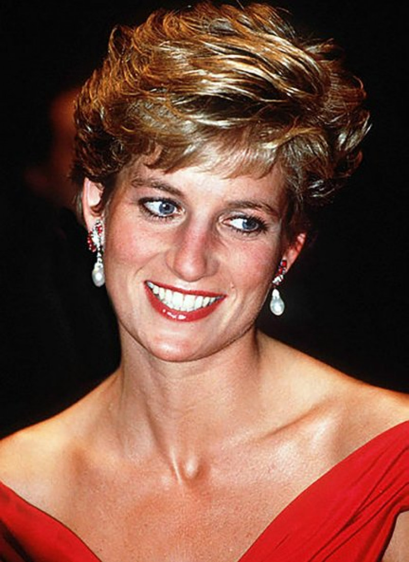 Diana murió el 31 de agosto de 1997 en París, cuando el coche en el que iba se estrelló contra la columna níumero 13 del Puente del Alma.