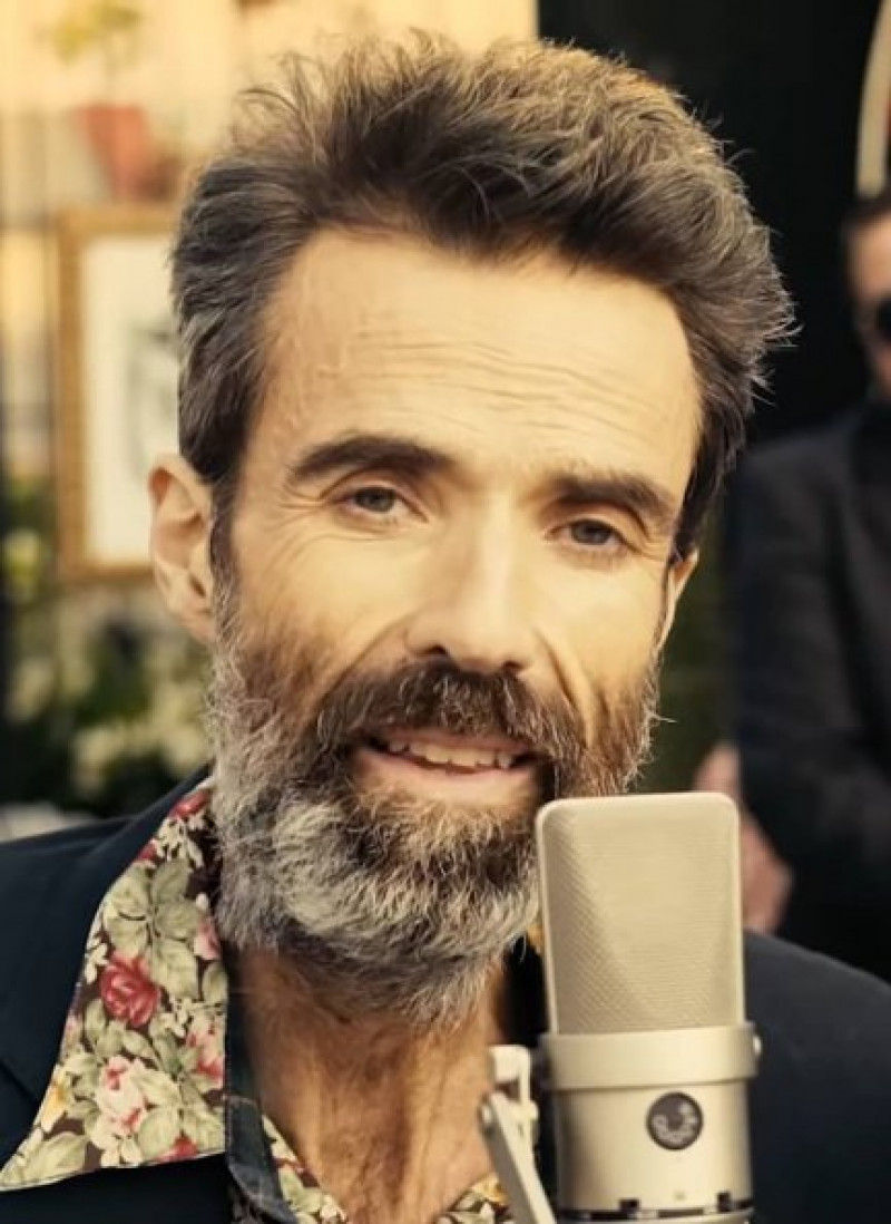 El cantante en una imagen de su último videoclip, “Eso que tú me das”.