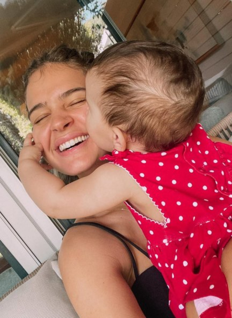 Laura Escanes feliz con su bebé Roma.