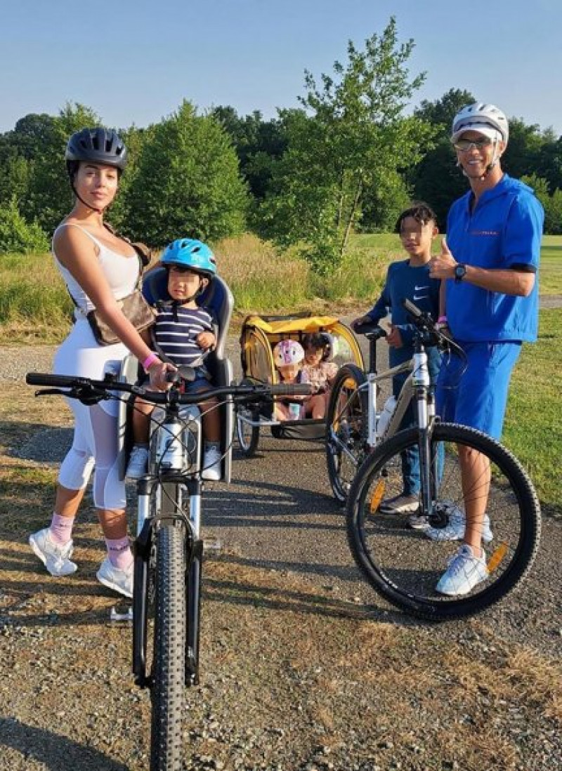 La familia Ronaldo al completo de excursión con la bicicleta.