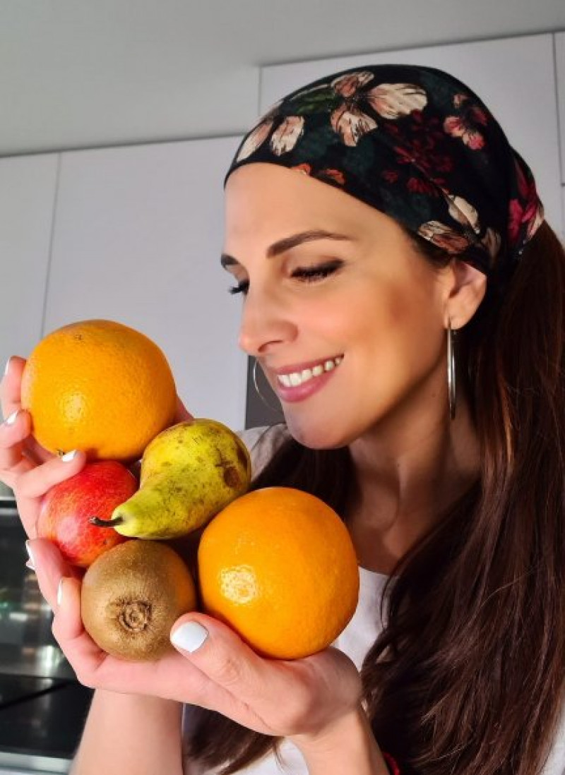 Nuria Fergó en la foto con frutas que colgó en su Instagram para apoyar la iniciativa de ayuda al Banco de Alimentos.