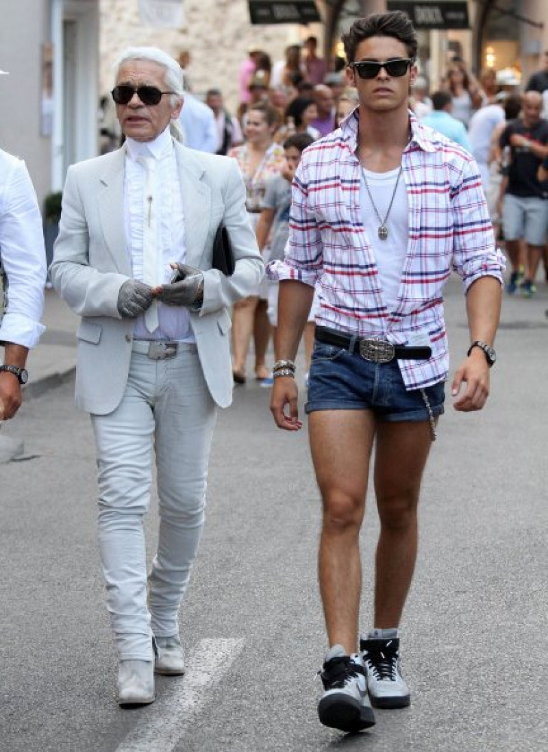 Karl Lagerfeld y uno de sus posibles herederos, el modelo Baptiste Giabiconi.